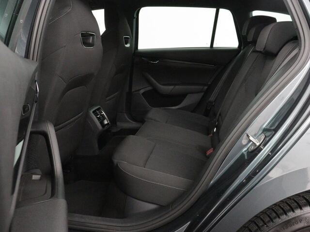 Skoda OCTAVIA Combi 1.4 TSI iV PHEV Sportline Business | SOH 96% | Trekhaak | Stoelverwarming | Camera | Carplay | Navigatie