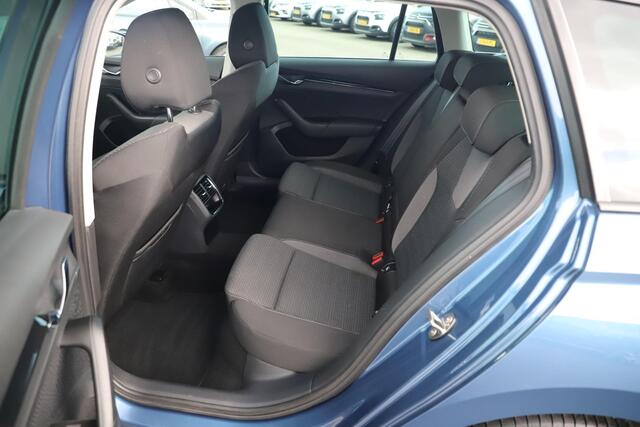 Skoda OCTAVIA Combi 1.0 e-TSI Business Edition Automaat Trekhaak Navigatie Clima Adaptive Cruise 18 inch LMV Parkeersensor Elektrische Achterklep