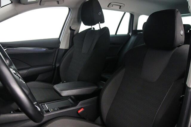 Skoda OCTAVIA Combi Business Edition 1.0 TSI 110pk Trekhaak, Cruise control, Navigatie, Achteruitrijcamera, Elektrische achterklep, LED koplampen, Parkeersensoren