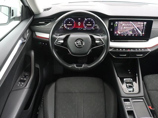 Skoda OCTAVIA 1.5 e-TSI Business Edition | Stoelverwarming | Trekhaak | Camera | Carplay | Sfeerverlichting | Memory | Navigatie | Full LED | Digital Cockpit | Side Assist | Climate control | Cruise control