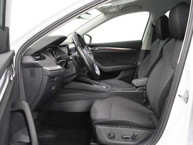 Skoda OCTAVIA 1.5 e-TSI Business Edition | Stoelverwarming | Trekhaak | Camera | Carplay | Sfeerverlichting | Memory | Navigatie | Full LED | Digital Cockpit | Side Assist | Climate control | Cruise control