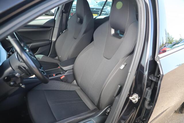 Skoda OCTAVIA Combi 1.0 e-TSI Sport Business 110PK Automaat Trekhaak RS Stoelen Navigatie Carplay Android