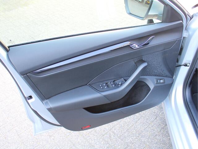 Skoda OCTAVIA Combi 1.0 e-TSI 110PK Automaat Business Edition /NAVI/17'LM/PDC/LED/Keyless/Lane assist/Trekhaak/DAB+/Cruise control/NAP! 2e eig!