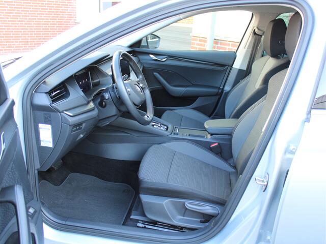 Skoda OCTAVIA Combi 1.0 e-TSI 110PK Automaat Business Edition /NAVI/17'LM/PDC/LED/Keyless/Lane assist/Trekhaak/DAB+/Cruise control/NAP! 2e eig!