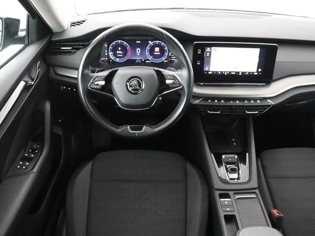 Skoda OCTAVIA 1.0 e-TSI Business Edition | Stoelverwarming | Carplay | Navigatie | Full LED | Digital Cockpit | Cruise control | Parkeerhulp | Climate control | Bluetooth | Getint glas