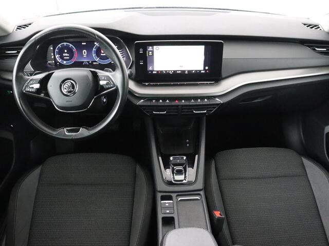Skoda OCTAVIA 1.0 e-TSI Business Edition | Stoelverwarming | Carplay | Navigatie | Full LED | Digital Cockpit | Cruise control | Parkeerhulp | Climate control | Bluetooth | Getint glas
