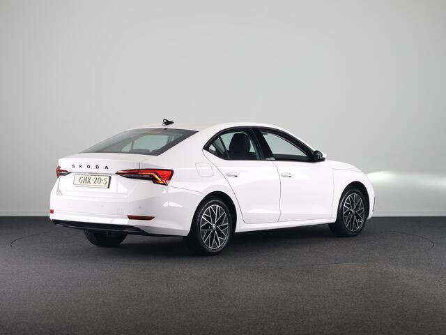 Skoda OCTAVIA Ambition 1.0 e-TSI 110pk DSG-7 | Navigatie | Park Assist | Stoelverwarming | Led verlichting | 17 inch zwarte velgen | Verlengde garantie