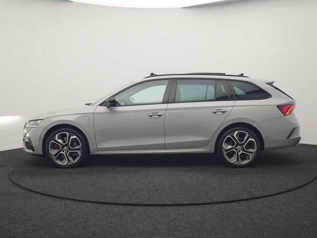 Skoda OCTAVIA Combi 1.4 TSI iV RS PHEV 245pk Dealer O.H. | Panodak | Adaptive Cruise | Camera | Sportstoelen Verwarmd | Sfeerverlichting | Apple Carplay | Crystal LED | Keyless | Navigatie | DAB | Virtual Cockpit | 19"L.M | Plug In Hybrid |