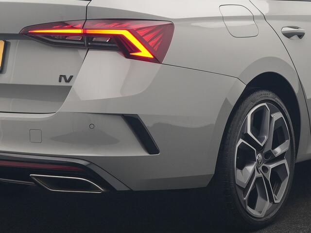 Skoda OCTAVIA Combi 1.4 TSI iV RS PHEV 245pk Dealer O.H. | Panodak | Adaptive Cruise | Camera | Sportstoelen Verwarmd | Sfeerverlichting | Apple Carplay | Crystal LED | Keyless | Navigatie | DAB | Virtual Cockpit | 19"L.M | Plug In Hybrid |