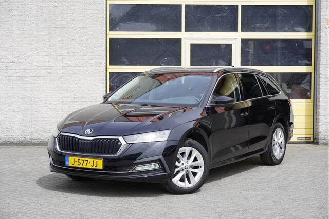 Skoda OCTAVIA Combi 1.5 TSI 150PK! First Edition BJ2020 Lmv 17" | Led V+A | Pdc | Keyless entry | Elek. trekhaak | Elek. achterklep | App-Connect | Navi | Virtual cockpit | Dashboard verlichting | Climate control | Cruise control | Verwarmde voorstoelen | Nw-model!