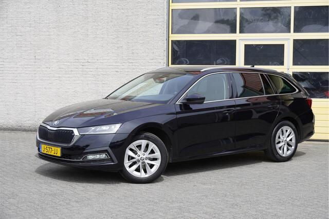 Skoda OCTAVIA Combi 1.5 TSI 150PK! First Edition BJ2020 Lmv 17" | Led V+A | Pdc | Keyless entry | Elek. trekhaak | Elek. achterklep | App-Connect | Navi | Virtual cockpit | Dashboard verlichting | Climate control | Cruise control | Verwarmde voorstoelen | Nw-model!