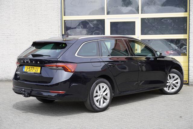 Skoda OCTAVIA Combi 1.5 TSI 150PK! First Edition BJ2020 Lmv 17" | Led V+A | Pdc | Keyless entry | Elek. trekhaak | Elek. achterklep | App-Connect | Navi | Virtual cockpit | Dashboard verlichting | Climate control | Cruise control | Verwarmde voorstoelen | Nw-model!