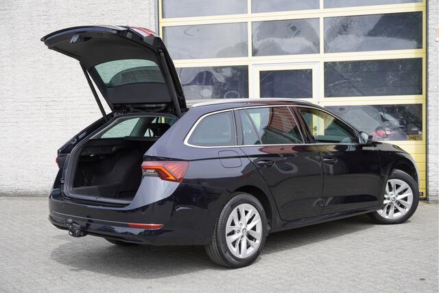Skoda OCTAVIA Combi 1.5 TSI 150PK! First Edition BJ2020 Lmv 17" | Led V+A | Pdc | Keyless entry | Elek. trekhaak | Elek. achterklep | App-Connect | Navi | Virtual cockpit | Dashboard verlichting | Climate control | Cruise control | Verwarmde voorstoelen | Nw-model!