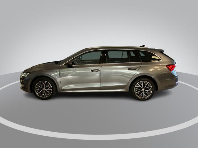 Skoda OCTAVIA Combi 1.4TSI iV 150kW/204PK PHEV Business Edition Plus · Panoramadak · Trekhaak · Navigatie · Camera · Apple/Android Car Play ·