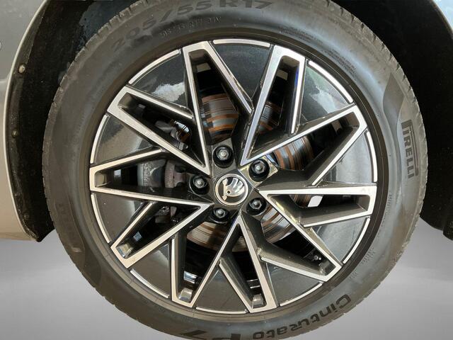 Skoda OCTAVIA Combi 1.4TSI iV 150kW/204PK PHEV Business Edition Plus · Panoramadak · Trekhaak · Navigatie · Camera · Apple/Android Car Play ·