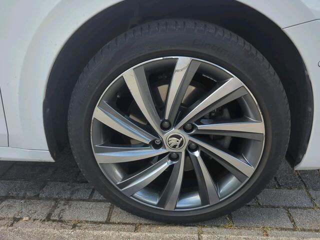 Skoda OCTAVIA Combi 1.4 TSI 204pk DSG iV PHEV Business Edition Plus / Panorama dak / Achteruitrij camera / Stoelverwarming voor + achter / 18'' LMV