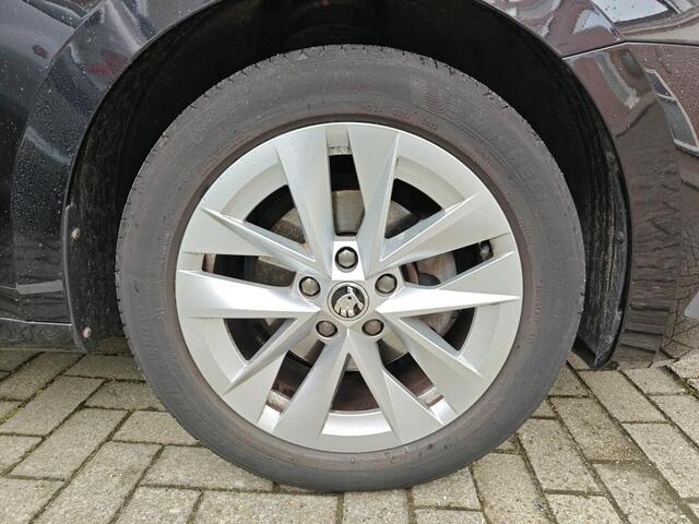 Skoda OCTAVIA Combi 1.0 TSI Ambition / Navigatie / App connect / Camera / Parkeersensoren V+A / Elektrische klep /