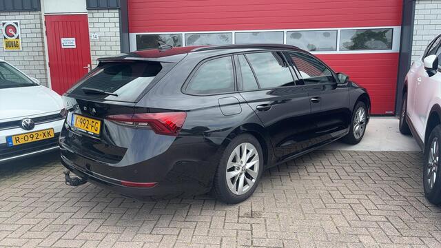 Skoda OCTAVIA Combi 1.0 TSI Sport Business TREKHAAK / RS-STOELEN / FULL LED / CARPLAY / NAVI / CLIMA / PDC / BLUETOOTH / CRUISE / NL-AUTO