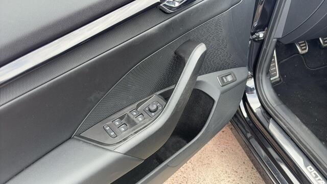 Skoda OCTAVIA Combi 1.0 TSI Sport Business TREKHAAK / RS-STOELEN / FULL LED / CARPLAY / NAVI / CLIMA / PDC / BLUETOOTH / CRUISE / NL-AUTO