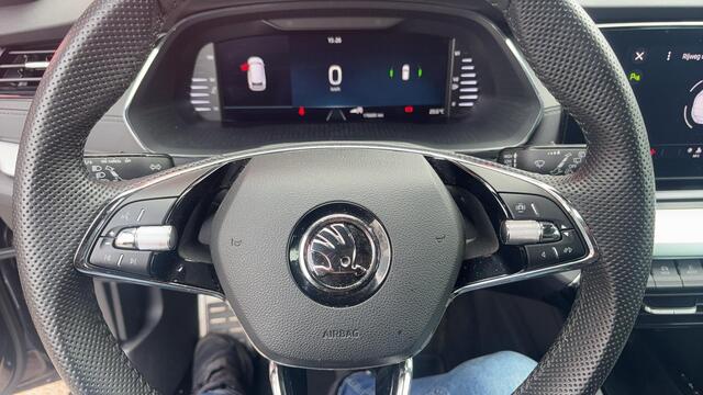 Skoda OCTAVIA Combi 1.0 TSI Sport Business TREKHAAK / RS-STOELEN / FULL LED / CARPLAY / NAVI / CLIMA / PDC / BLUETOOTH / CRUISE / NL-AUTO