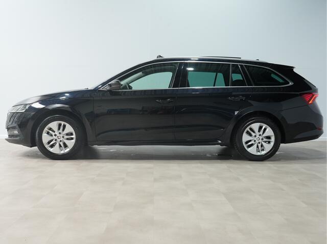 Skoda OCTAVIA Combi 1.5 b 150pk TSI First Edition Panoramadak / Trekhaak / dodehoek 284