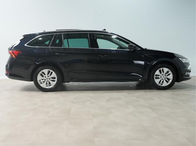 Skoda OCTAVIA Combi 1.5 b 150pk TSI First Edition Panoramadak / Trekhaak / dodehoek 284