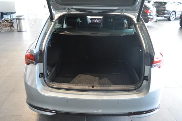 Skoda OCTAVIA Combi 1.5 TSI MHEV Sportline navi camera trekhaak 18 inch !!
