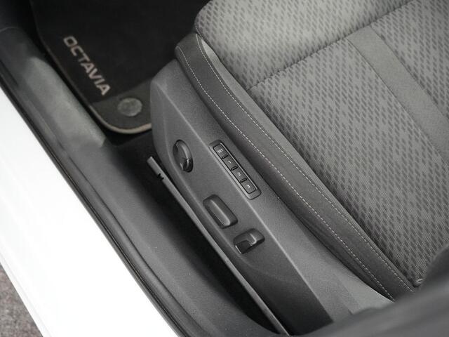 Skoda OCTAVIA Combi 1.5 TSI First Edition | Zwenkhaak | Pano | Memory | HUD | DCC | ACC | Winterpakket |