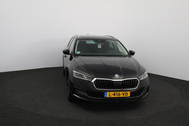 Skoda OCTAVIA Combi 1.5 TSI First Edition/ Trekhaak/ 150pk!/ Virtual Dashb./ 18'' LMV/ LED Koplampen/ Keyless/ Camera/ Lane-Assist./ Stoelverw./ Apple + Android/ Adaptive Cruise/ Extra getint glas/ Chroom/ PDC V+A/ Navi.