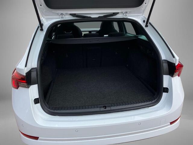 Skoda OCTAVIA Combi 1.4 TSI 204pk DSG PHEV Sportline Business Panoramadak · Stoelverwarming · Apple/Android Car Play ·