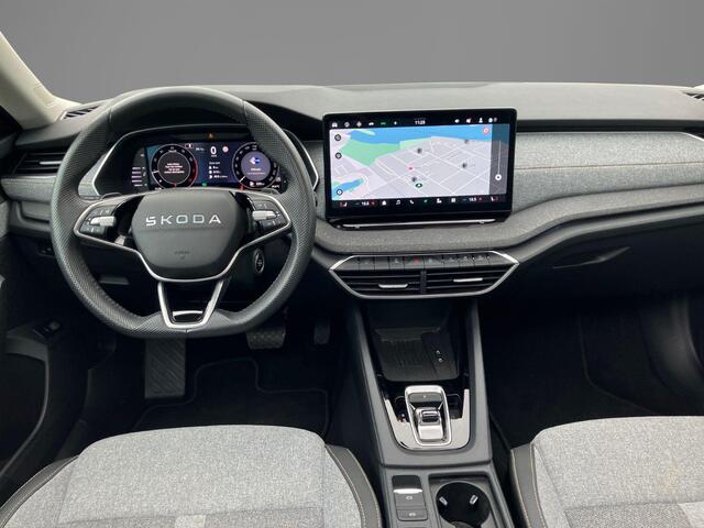 Skoda OCTAVIA Combi 1.5TSI/150PK MHEV FL Design DSG · Panoramadak · Camera + Parkeersensoren · Apple/Android Car Play · Stoelverwarming · Garantie t/m 21-05-2029 of 60000km.