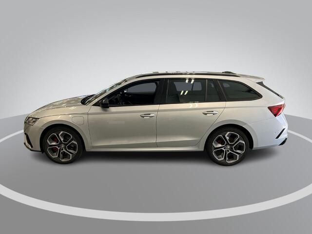 Skoda OCTAVIA Combi 1.4 TSI RS iV PHEV 245pk DSG Business · Camera · Inklap. Trekhaak · Head-Up Display · Elek. Stoelen + Geheugen & Massage · Stuur- & Stoelverwarming ·