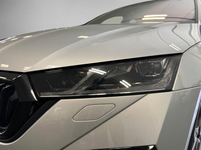 Skoda OCTAVIA Combi 1.4 TSI RS iV PHEV 245pk DSG Business · Camera · Inklap. Trekhaak · Head-Up Display · Elek. Stoelen + Geheugen & Massage · Stuur- & Stoelverwarming ·