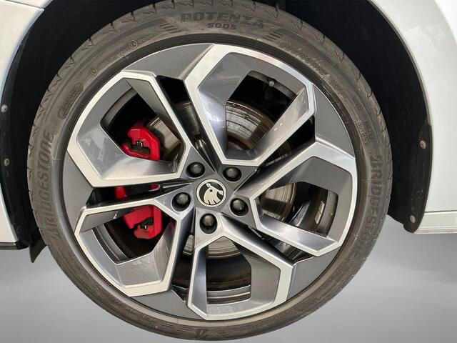 Skoda OCTAVIA Combi 1.4 TSI RS iV PHEV 245pk DSG Business · Camera · Inklap. Trekhaak · Head-Up Display · Elek. Stoelen + Geheugen & Massage · Stuur- & Stoelverwarming ·