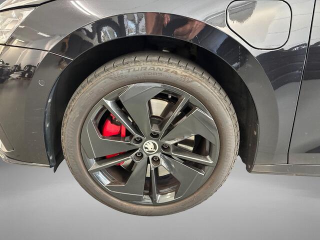 Skoda OCTAVIA Combi 1.4 TSI 245pk DSG RS iV PHEV Business · Camera · Apple/Android Car Play · Sfeerverlichting · Steoverwarming · Navigatie · 18'' Inch ·