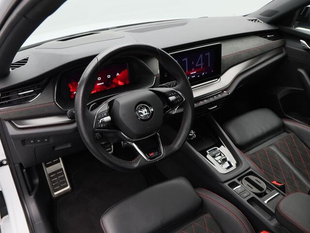 Skoda OCTAVIA Combi 1.4 TSi 245 Pk RS iV PHEV Business | Full LED | Trekhaak | Stoelverwarming | Panoramadak | Canton Audio | Camera | 19 Inch