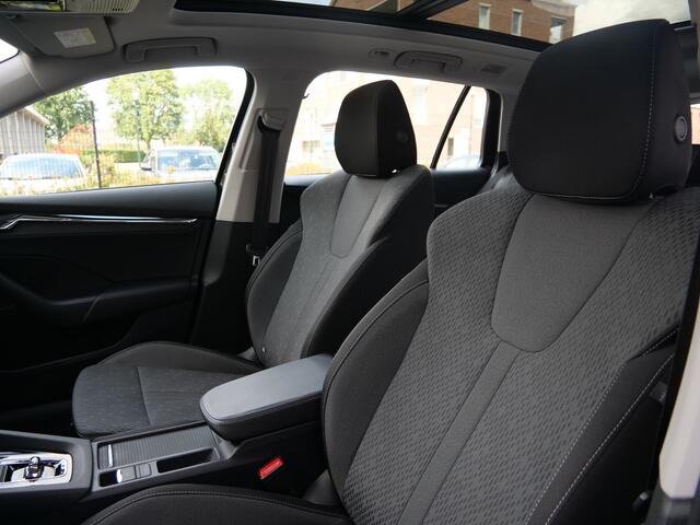 Skoda OCTAVIA Combi 1.5 e-TSI Business 150 Pk Automaat Navi / DAB / Apple Carplay / PDC