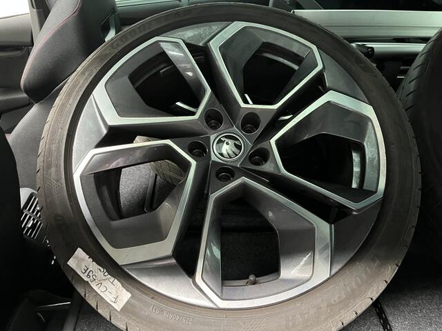Skoda OCTAVIA Combi 1.4 TSI RS iV PHEV Business / AUTOMAAT/ PANO/ NAVI/ SMARTLINK/ PARK. SENSOREN + CAMERA/ STOELVERWARM. V&A/ CRUISE/ KEYLESS
