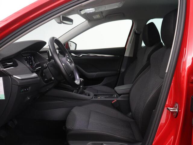 Skoda OCTAVIA Combi 1.5 TSI First Edition | Stoelverwarming | Cruise control | Carplay | Sfeerverlichting | Camera | Parkassist | Climate control | Virtueel dashboard | Elektrische achterklep | 18" velgen