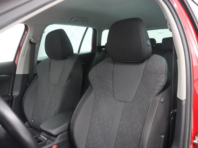 Skoda OCTAVIA Combi 1.5 TSI First Edition | Stoelverwarming | Cruise control | Carplay | Sfeerverlichting | Camera | Parkassist | Climate control | Virtueel dashboard | Elektrische achterklep | 18" velgen