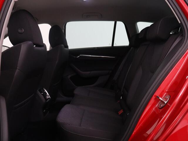 Skoda OCTAVIA Combi 1.5 TSI First Edition | Stoelverwarming | Cruise control | Carplay | Sfeerverlichting | Camera | Parkassist | Climate control | Virtueel dashboard | Elektrische achterklep | 18" velgen