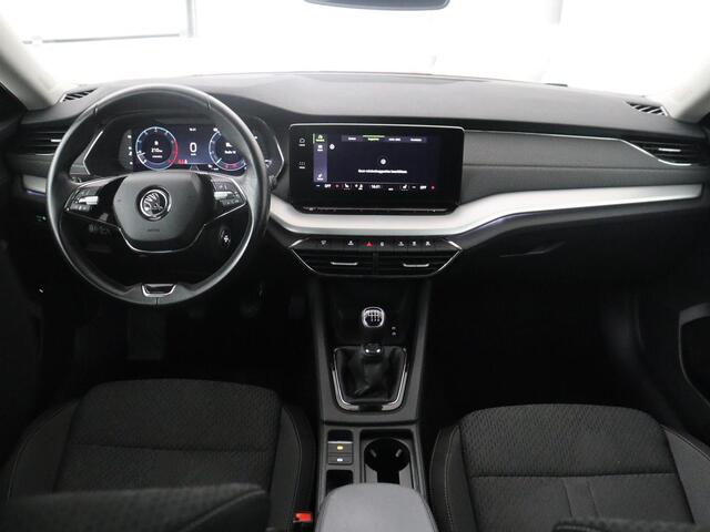 Skoda OCTAVIA Combi 1.5 TSI First Edition | Stoelverwarming | Cruise control | Carplay | Sfeerverlichting | Camera | Parkassist | Climate control | Virtueel dashboard | Elektrische achterklep | 18" velgen