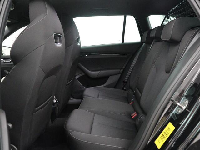 Skoda OCTAVIA Combi1.5 e-TSI Sport Business | Stoelverwarming | Cruise control | Sfeerverlichting | Carplay | Navigatie | DAB | Park assist | Climate control | Trekhaak