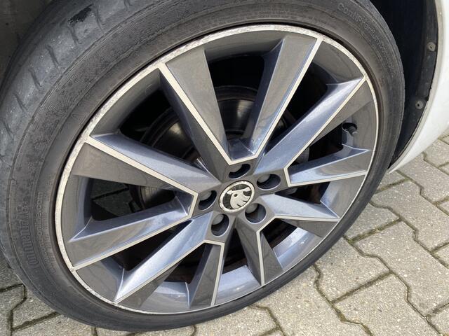 Skoda RAPID Spaceback 1.0 TSI Greentech Drive Panorama dak, Stoelverwarming & Lederen Bekleding