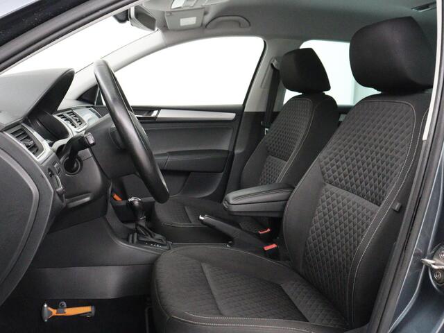 Skoda RAPID Spaceback 1.0 TSI Greentech Drive | Stoelverwarming | Carplay | Trekhaak | Climate control | Parkeerhulp | Navigatie | Cruise control | Bluetooth | Lichtmetalen velgen