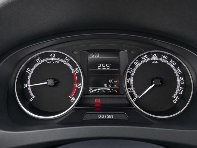 Skoda RAPID Spaceback 1.0 TSI Greentech Clever / Airco / Stoelverwarming / Parkeersensoren achter / Lichtmetaal 16 inch / All season /