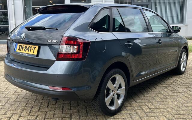Skoda RAPID Spaceback 1.0 TSI Greentech Clever 95PK | ZEER NETTE STAAT | NL AUTO | NAP | Panoramadak | Stoelverwarming | Parkeersensoren | Navigatie | Armsteun | Climate Control | Cruise Control | 2 Sleutels |