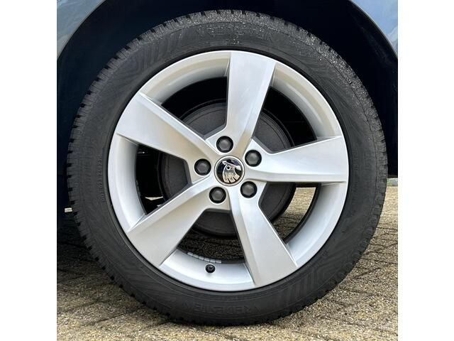 Skoda RAPID Spaceback 1.0 TSI Greentech Clever 95PK | ZEER NETTE STAAT | NL AUTO | NAP | Panoramadak | Stoelverwarming | Parkeersensoren | Navigatie | Armsteun | Climate Control | Cruise Control | 2 Sleutels |
