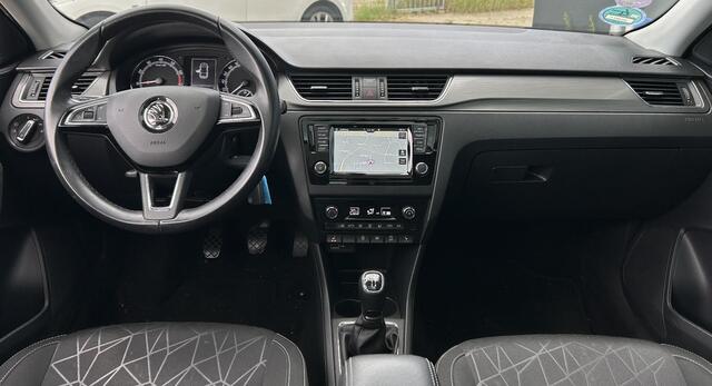 Skoda RAPID Spaceback 1.0 TSI Greentech Clever 95PK | ZEER NETTE STAAT | NL AUTO | NAP | Panoramadak | Stoelverwarming | Parkeersensoren | Navigatie | Armsteun | Climate Control | Cruise Control | 2 Sleutels |