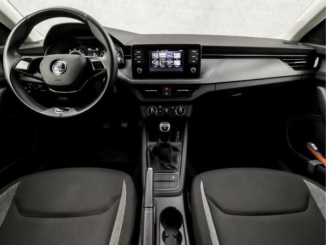 Skoda SCALA 1.0 TSI Active Sport (APPLE CARPLAY, GETINT GLAS, CRUISE, AIRCO, SPORTSTOELEN, LED KOPLAMPEN, LANE ASSIST, NIEUWE APK, NIEUWSTAAT)